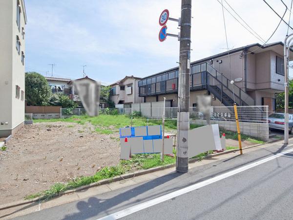 Local photos, including front road. Local (11 May 2011) Shooting