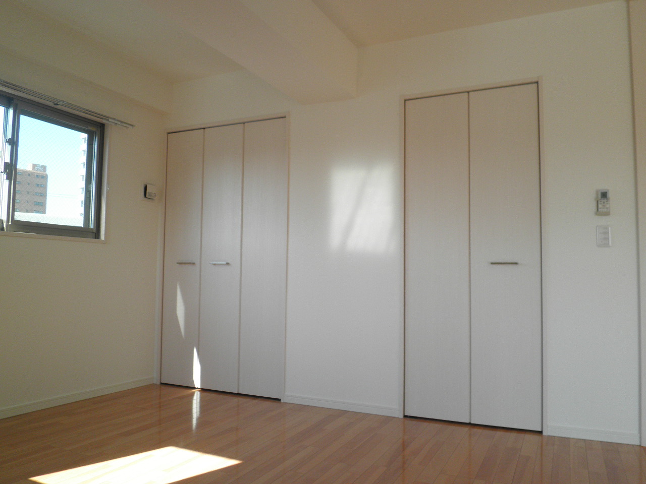 Living and room. Western-style 7.3 Pledge