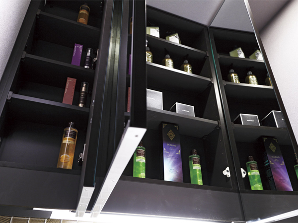 Bathing-wash room.  [Three-sided mirror back storage] The back space the entire surface of the mirror was in the storage. It can be a large amount accommodated such as cosmetics and vanity, You can use it clean around the wash basin. (Same specifications)