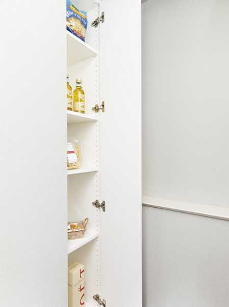 Receipt.  [Linen cabinet] Clean it will be put away small items around the wash room, such as towels and detergent. (Same specifications)