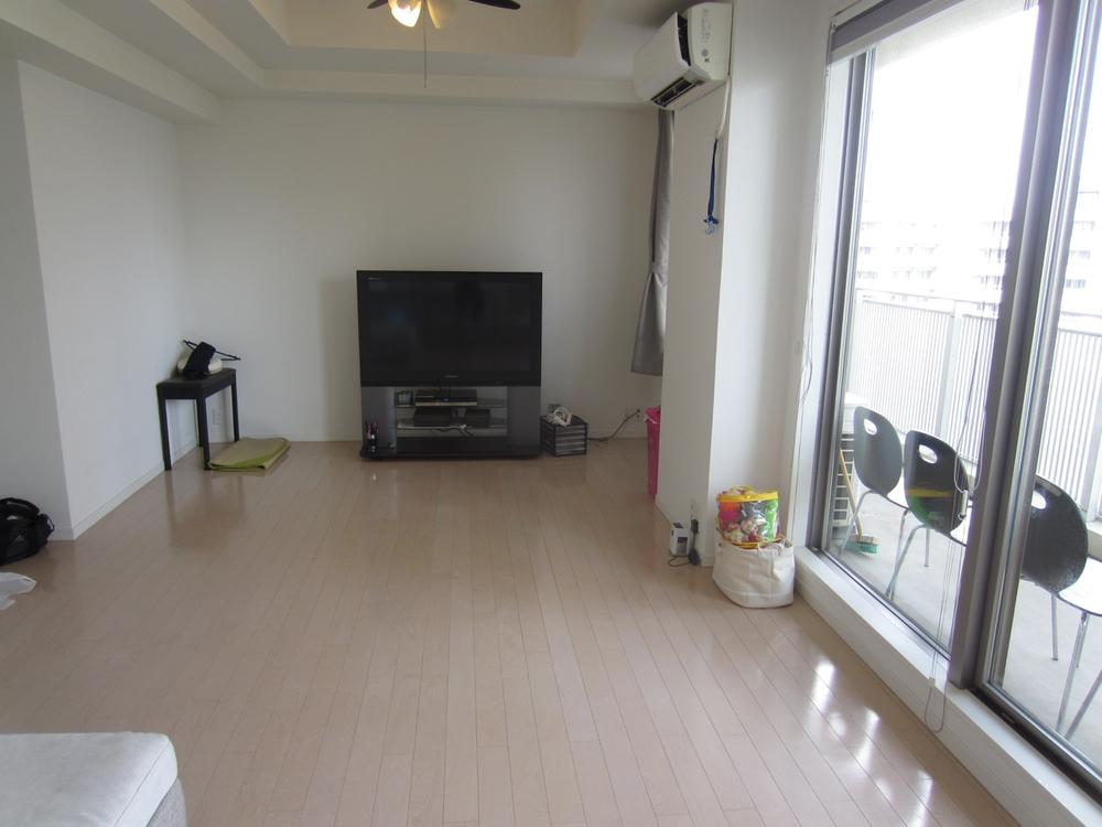 Living. Living-dining (TES hot water floor heating, Ceiling height about 2m80cm) ※ furniture ・ Equipment is out of buying and selling interest / 2013 December shooting