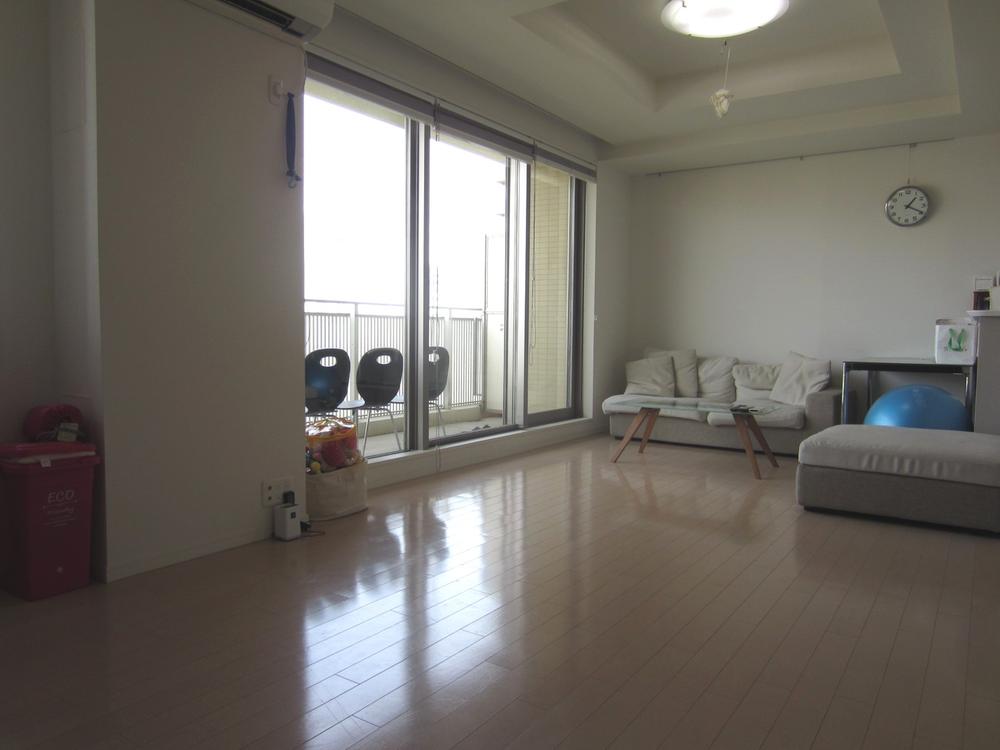 Living. Living-dining (TES hot water floor heating, Ceiling height about 2m80cm) ※ furniture ・ Equipment is out of buying and selling interest / 2013 December shooting