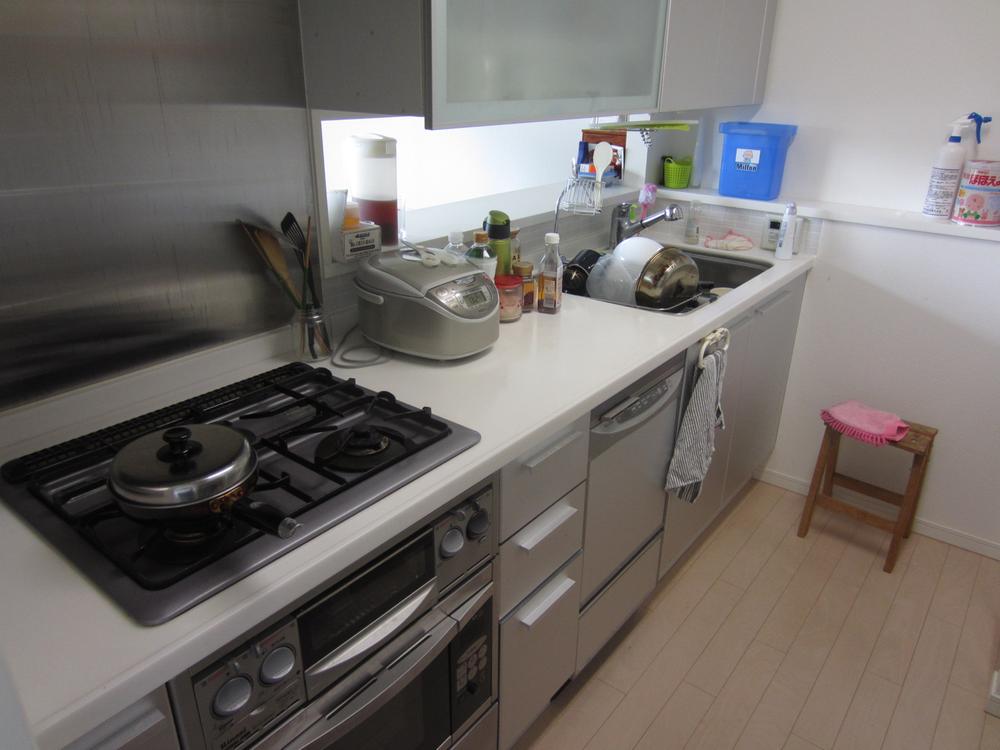 Kitchen. Kitchen (built-in dishwasher ・ Electronic Konbekku ・ water filter) ※ furniture ・ Equipment is out of buying and selling interest / 2013 December shooting