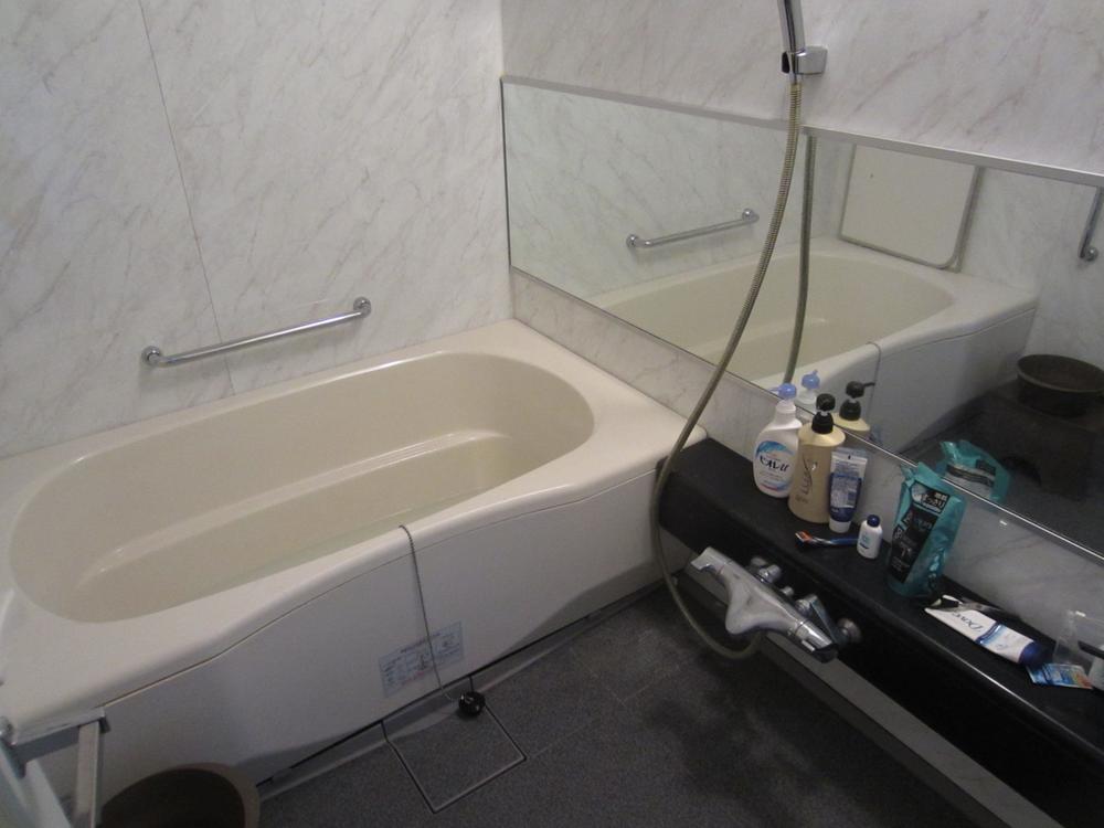 Bathroom. Bathroom (reheating ・ Heating drying function) ※ furniture ・ Equipment is out of buying and selling interest / 2013 December shooting