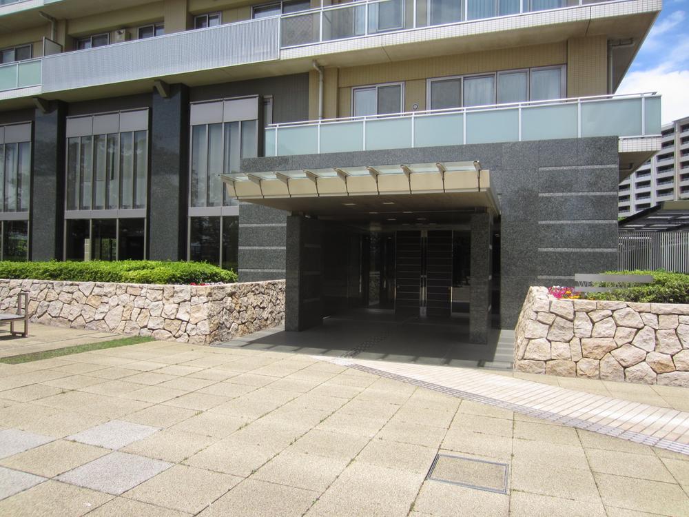 Entrance. Entrance (West Tower) / 2013 December shooting