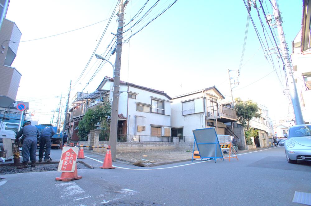 Local photos, including front road. Local (11 May 2013) Shooting