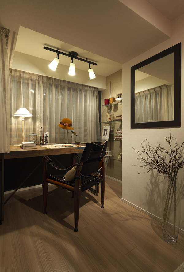 Living.  [Work space which also serves as a studio] Solarium, You can take advantage of as a work space that also serves as a studio. It has become a perfect space when you want to concentrate on the work.