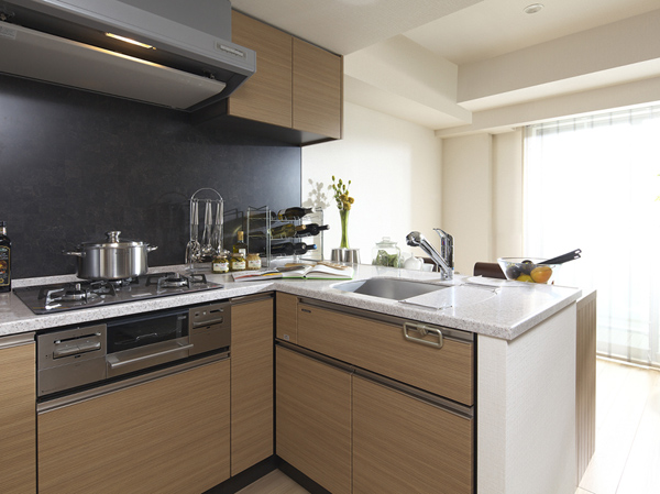 Kitchen.  [kitchen] Amount of water with a single lever ・ You can adjust the water temperature is, Functional faucet in which the nozzle is pulled out. It has adopted a filtration system built-in water purifier single lever mixing faucet with an integrated shower convenient shower with. Also, Surface adopt the kitchen panel of high-quality enamel that does not even fade difficult dirt in the vitreous. The clean impression beautifully, Is also a convenient magnet can be used.