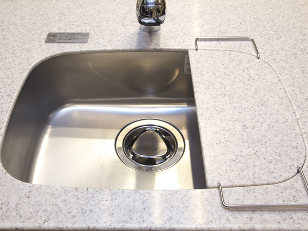 Kitchen.  [Sink of low-noise specifications] Adopted to suppress sink the reverberation when the flow of water. Also equipped with a removable artificial marble plates, It is convenient to use widely counter at the time of cooking, etc..  ※ F type addition