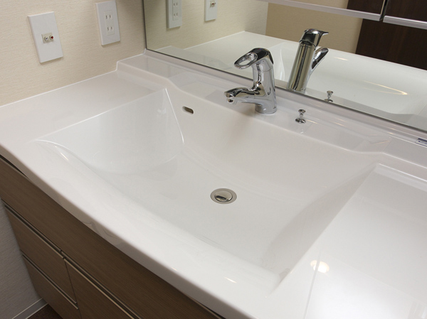 Bathing-wash room.  [Counter-integrated basin Square bowl] Counter and bowl and is accumulate without garbage clearance because it is integrated, cleaning, It is easy to clean.