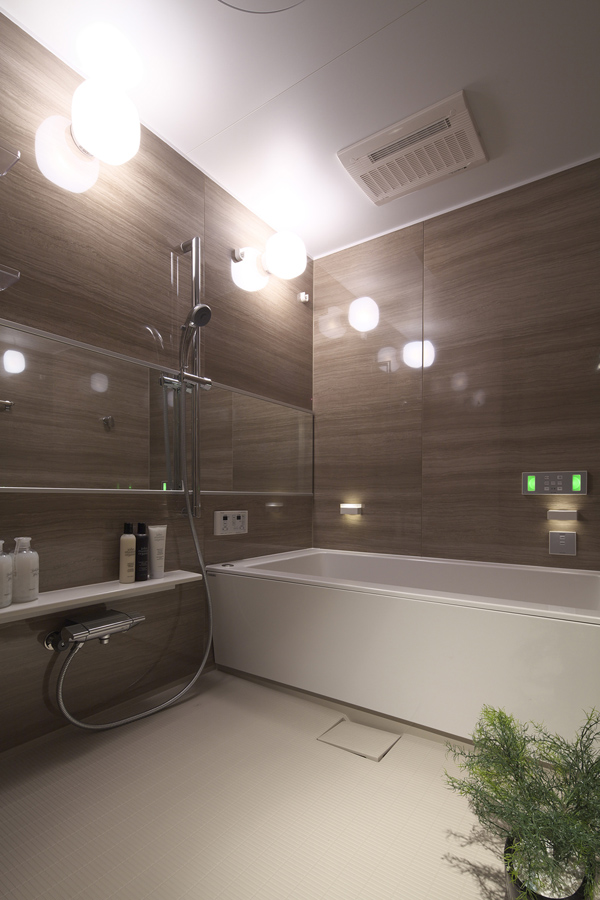 Bathing-wash room.  [Bathroom] Set up a stylish mirror in the bathroom. It is easy to see the horizontal wide type. Adopted a height adjustment function with slide bar, Since the height and angle can be adjusted freely, You can use the shower in your favorite angle.