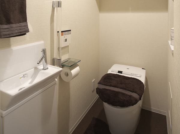 Toilet.  [Auto toilet washing + power deodorizing tank-less toilet] Sensors to determine the size rises from the toilet seat, It is a high-function toilet for cleaning the toilet bowl.