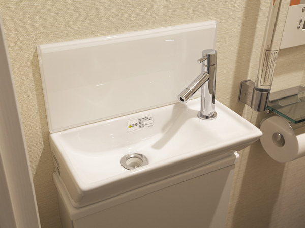 Toilet.  [With storage handwashing counter] Installed hand washing counter to give the interior of the space. Under the counter, brush ・ It has established a convenient cabinet for storage, such as a detergent.  ※ F type addition