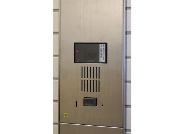 Security.  [Entrance before intercom built-in camera video] After confirming the visitors in the communal entrance, You can corresponding be from further confirmation in the camera image of even before the entrance.  ※ Image will be quasi-video. (Same specifications)