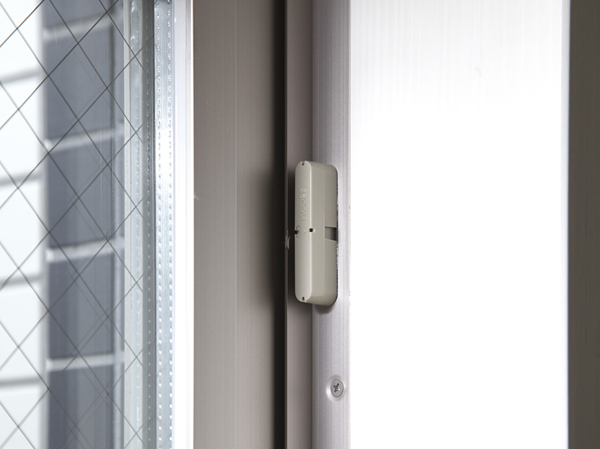 Security.  [Security sensors to dwelling unit of the windows and entrance door] After you set the security sensors, By the signal from the magnet sensor when the window is open, Intercom linked, To send an abnormal signal to the security company with toot to inform the trespassing. (Same specifications)