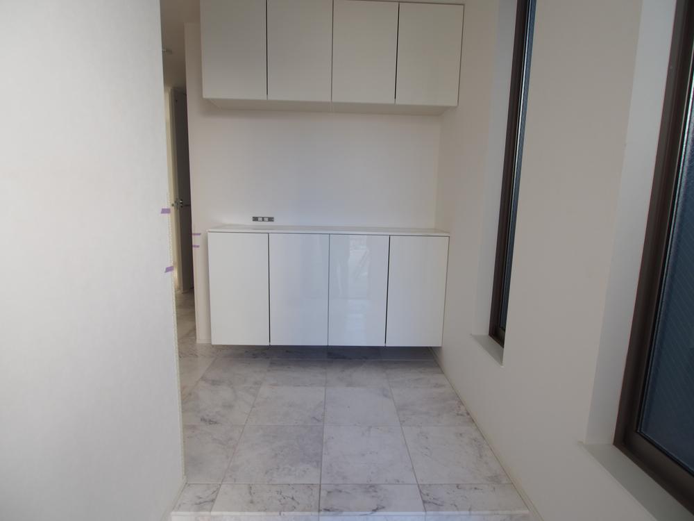 Entrance. Local (September 2013) Shooting