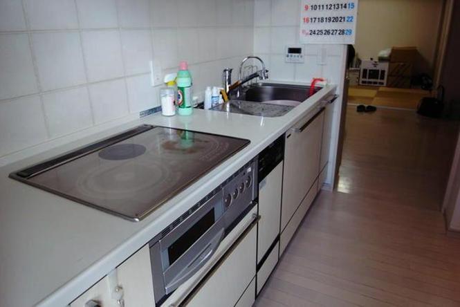 Kitchen.  [System kitchen] Is fashionable kitchen tile wall.