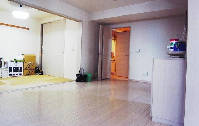 Living.  [13.6 Pledge living] Spacious living room of floor heating with