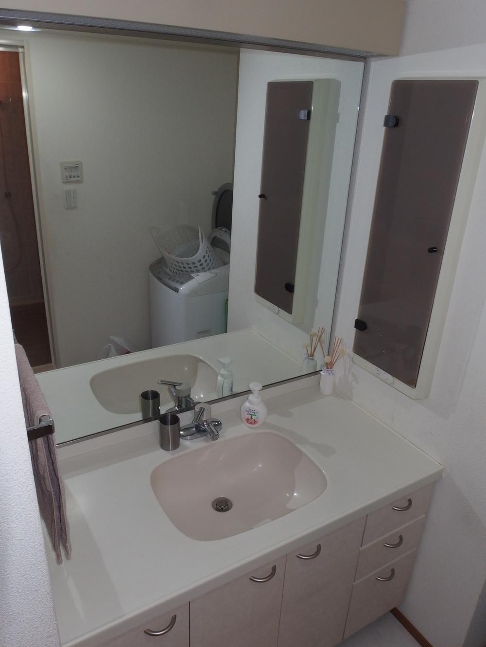 Wash basin, toilet. (2013 December shooting)