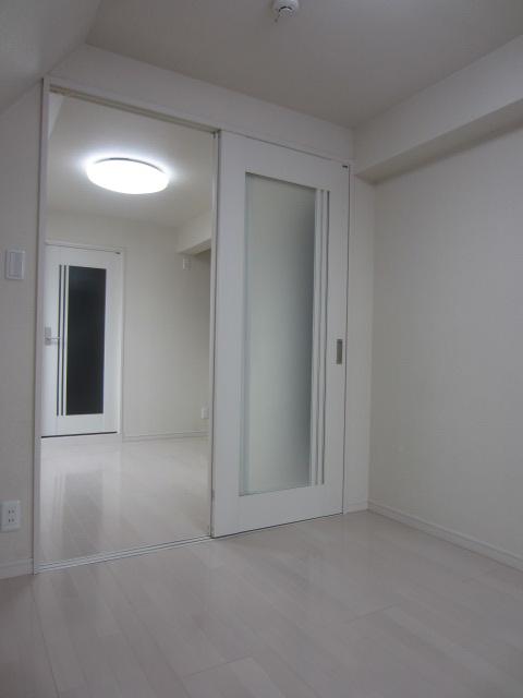 Non-living room. Overlooking the dining from Western-style 3.8 tatami