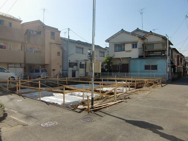 Local photos, including front road. Local (November 14, 2013 shooting)