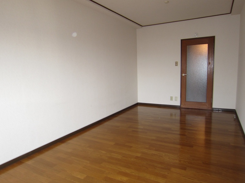 Other room space. 208 is a photograph of the