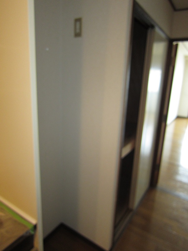 Entrance. 208 is a photograph of the