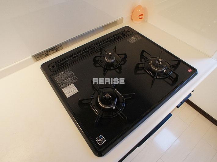 Kitchen. 3-neck gas stove