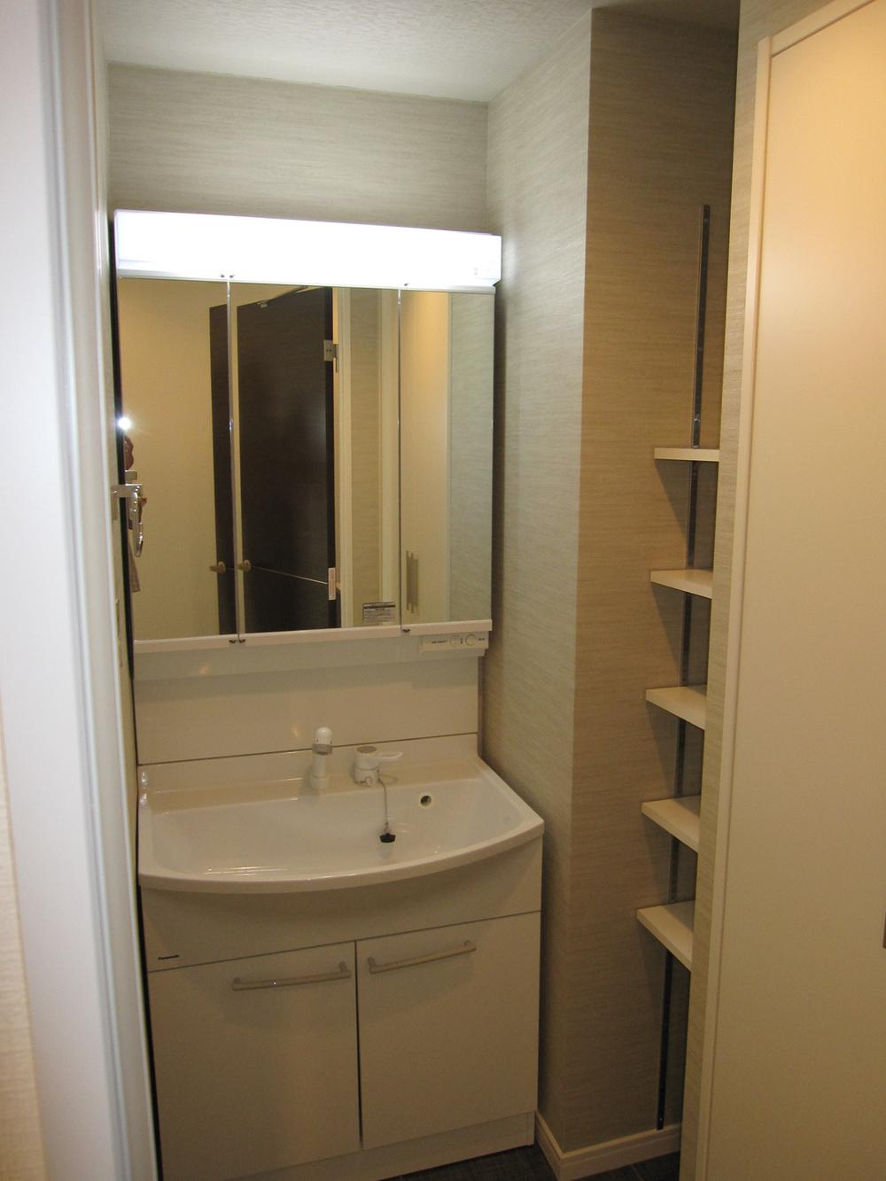 Wash basin, toilet. Indoor (10 May 2013) Shooting