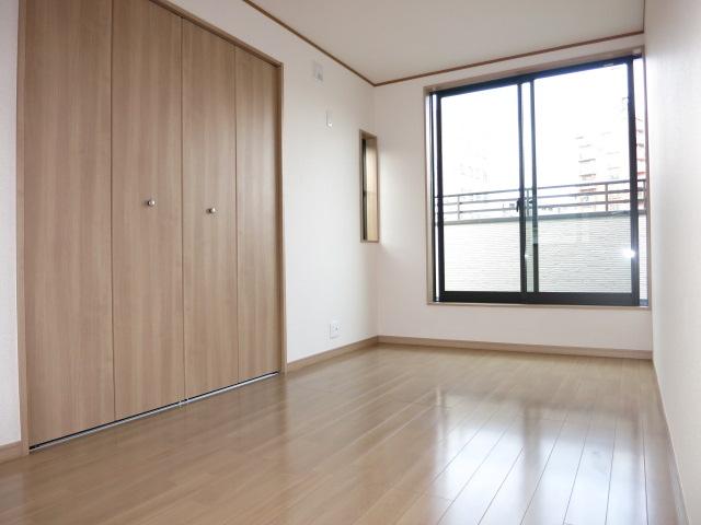 Non-living room. 1 Building