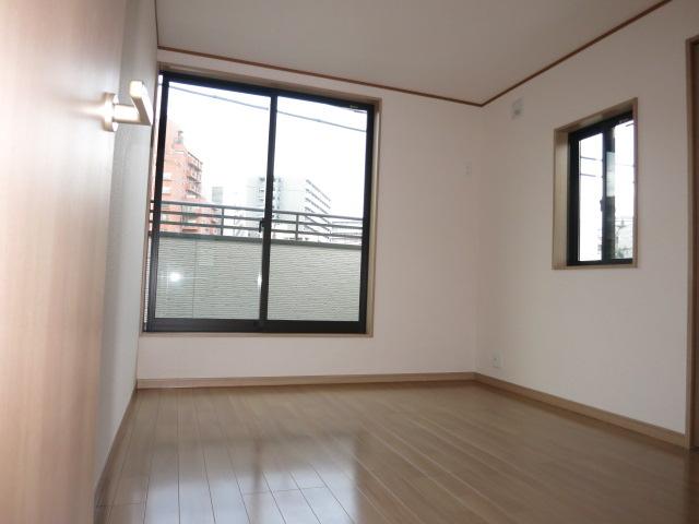 Non-living room. 1 Building