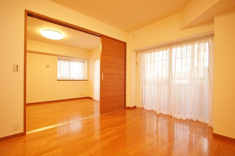 Living. It turns into a spacious living space if you open the sliding door interior (December 2013) Shooting