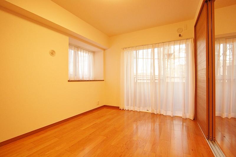 Non-living room. Room facing the balcony is equipped with a window also on the east side