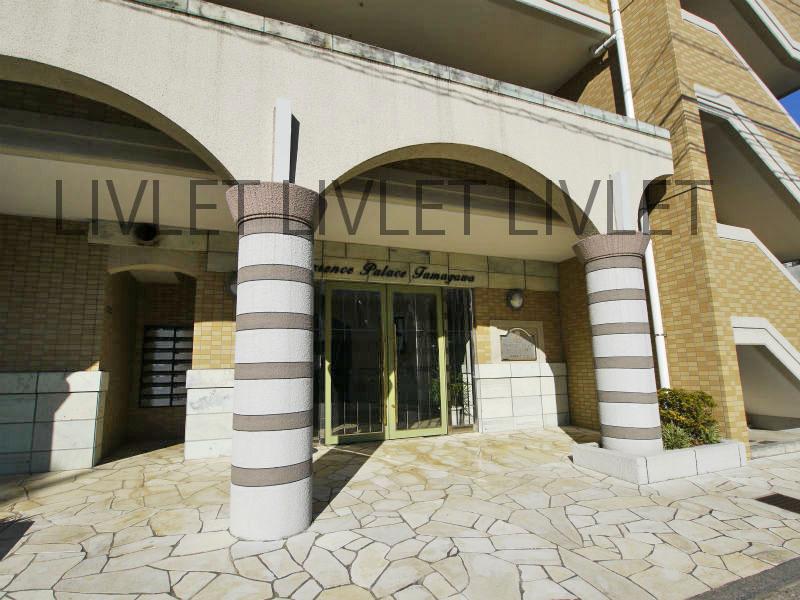 Entrance. Common areas