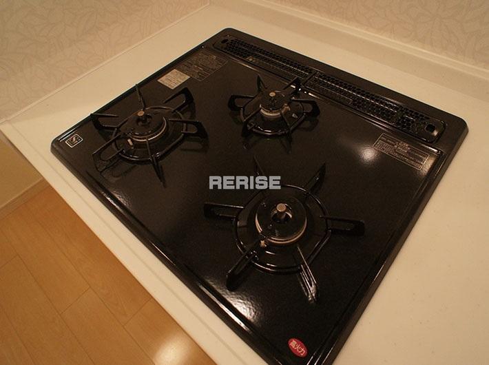 Kitchen. 3-neck gas stove