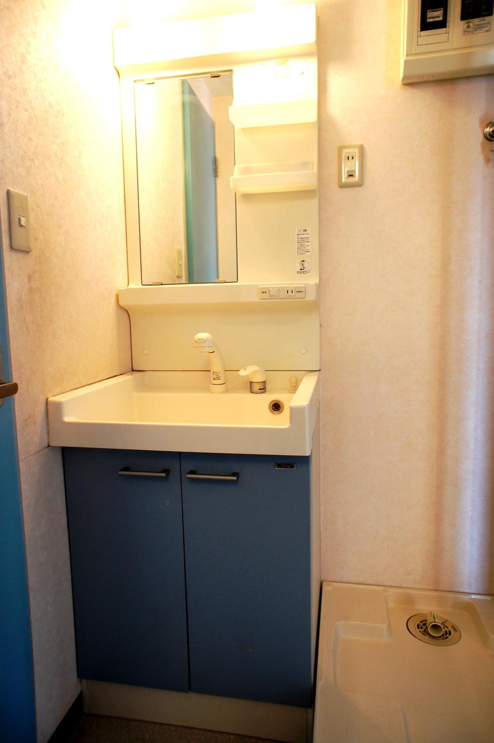 Wash basin, toilet. Indoor (11 May 2013) Shooting