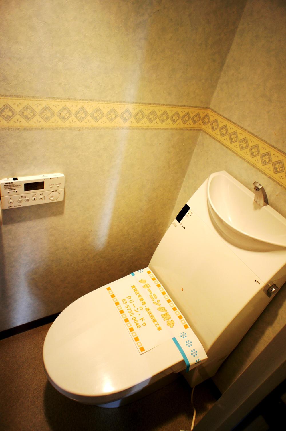 Toilet. Indoor (11 May 2013) Shooting