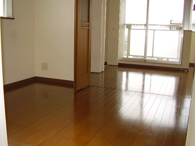 Living and room. Separate reference photograph