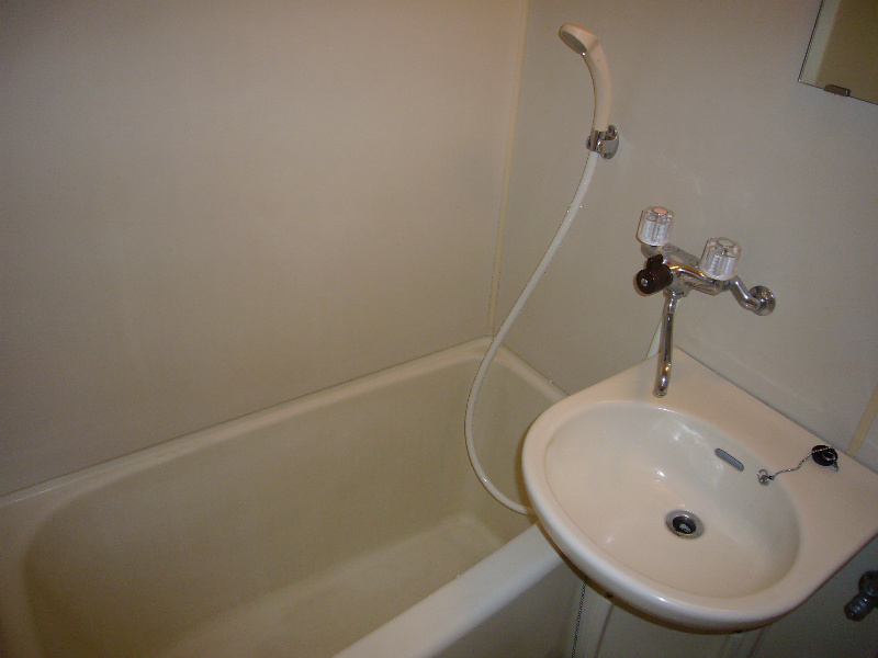 Bath. Compact three-point UB