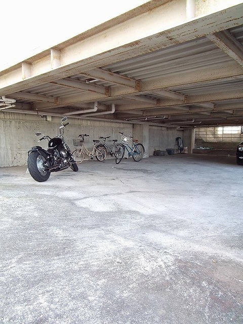 Parking lot. bike, Bicycle possible