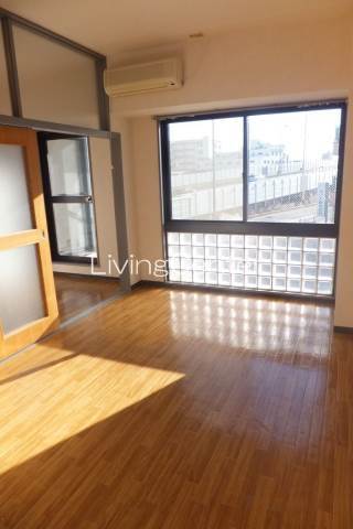 Living and room. Bright rooms that day plug