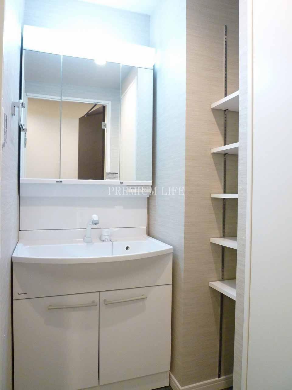 Wash basin, toilet.  [Sanitary space] There is a convenient shelf in equipment and change of clothes storage.