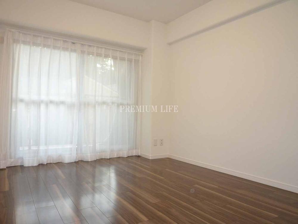 Non-living room.  [Western style room] Soft light is spread in the room.