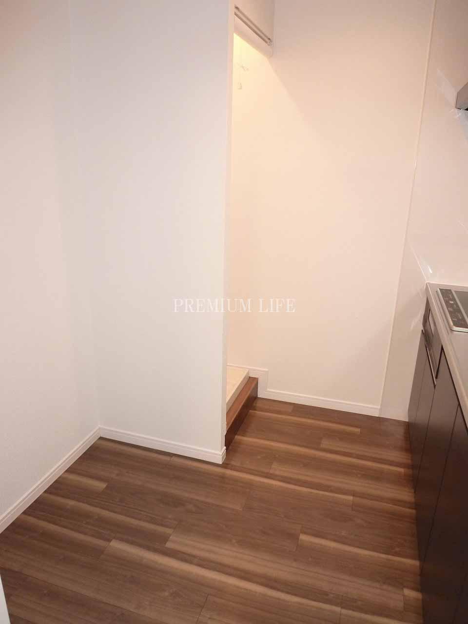 Kitchen.  [kitchen] About 3 Pledge kitchen space.