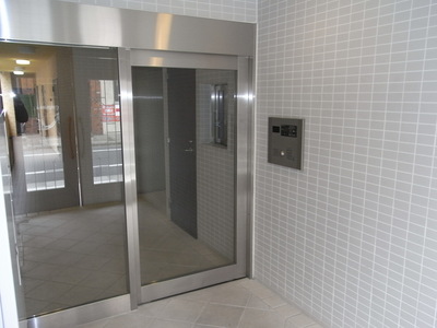 Entrance. Auto-lock equipped