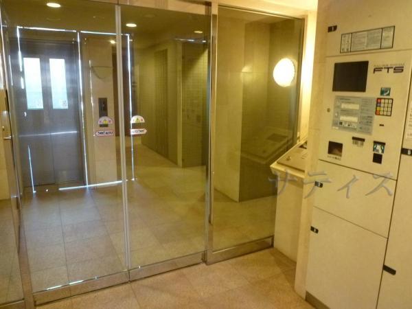 Entrance. Auto-lock with entrance