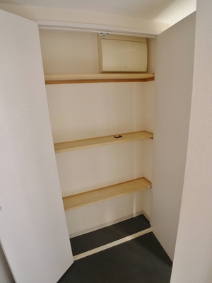 Entrance. Entrance storage is large