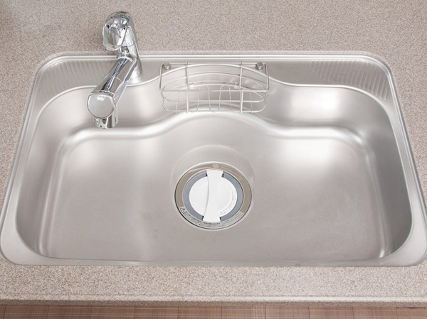 Kitchen.  [Wide sink of low-noise specifications] Sink of low-noise specification subjected to special processing water is to reduce the I sound. A large pot was also to ensure the whole washable room.