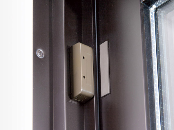 Security.  [Security magnet sensor to all households] To the entrance door and windows of all households, Set up a crime prevention magnet sensor in conjunction with electronic security system.  ※ Movable louver surface lattice with window ・ Except for the FIX window