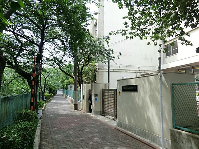 Junior high school. Ota 300m to stand Ishikawadai junior high school